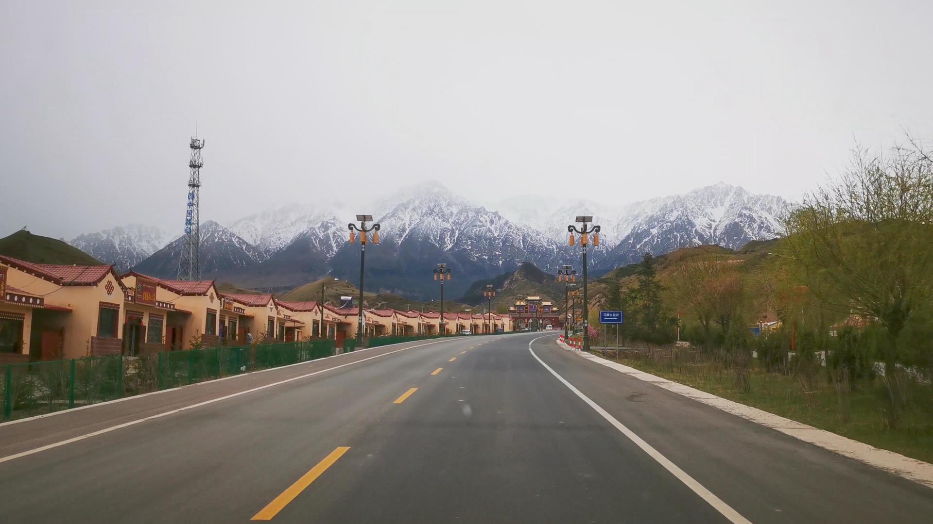 4K自驾游行车视角旅拍雪山公路自然风光视频素材视频的预览图