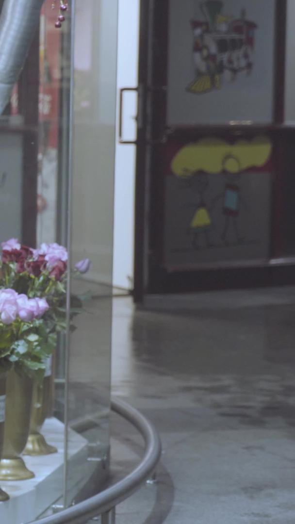 街道路边的花店红玫瑰视频的预览图