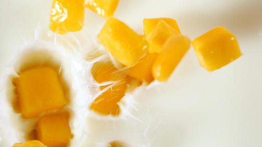 升格芒果牛奶水果饮料电商宣传片芒果落入牛奶视频的预览图