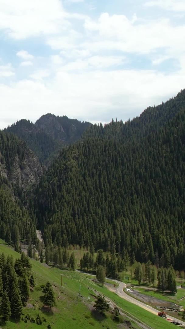 航拍5A天山大峡谷照壁山自然风光视频视频的预览图