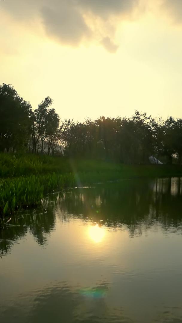 山下顺峰山公园湖边树影夕阳视频的预览图