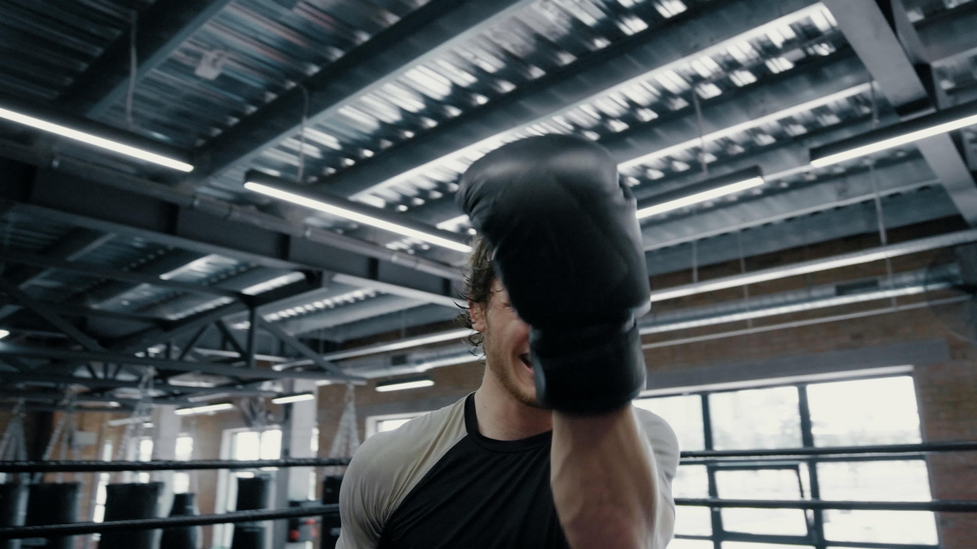 健身房的拳击手特写视频的预览图