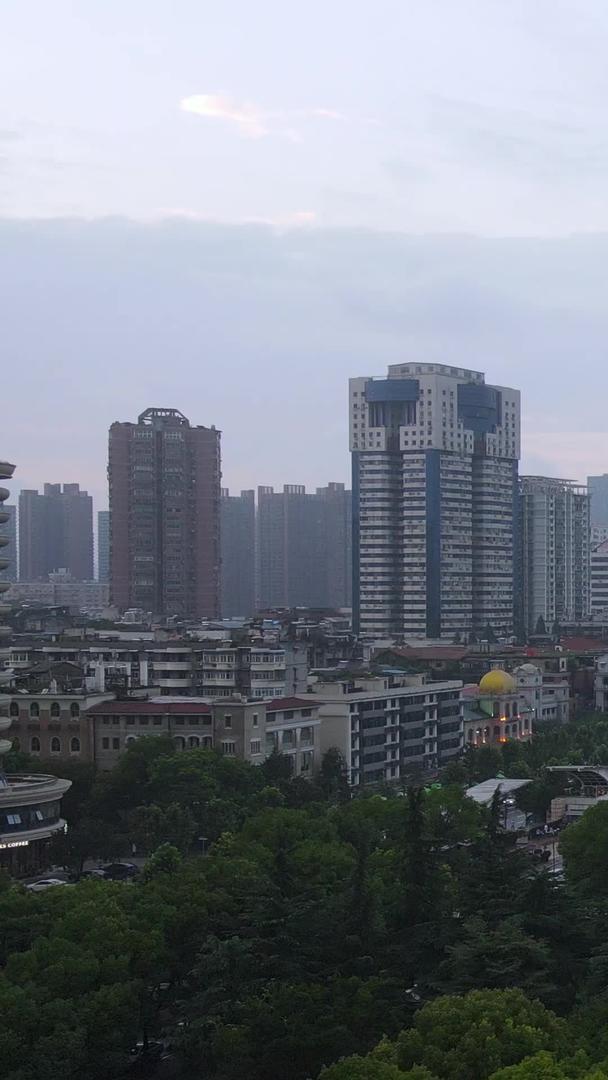 航拍城市风景长江汛期长江水位上升与交通道路水平相同视频的预览图