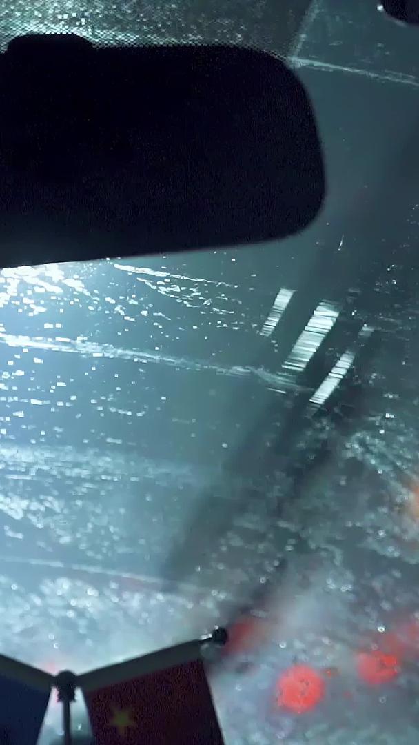 国庆节假期雨夜高速行驶车内视角视频的预览图