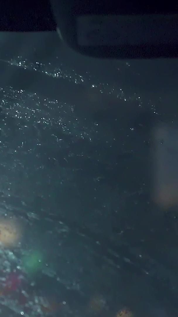 国庆节假期雨夜高速行驶车内视角视频的预览图