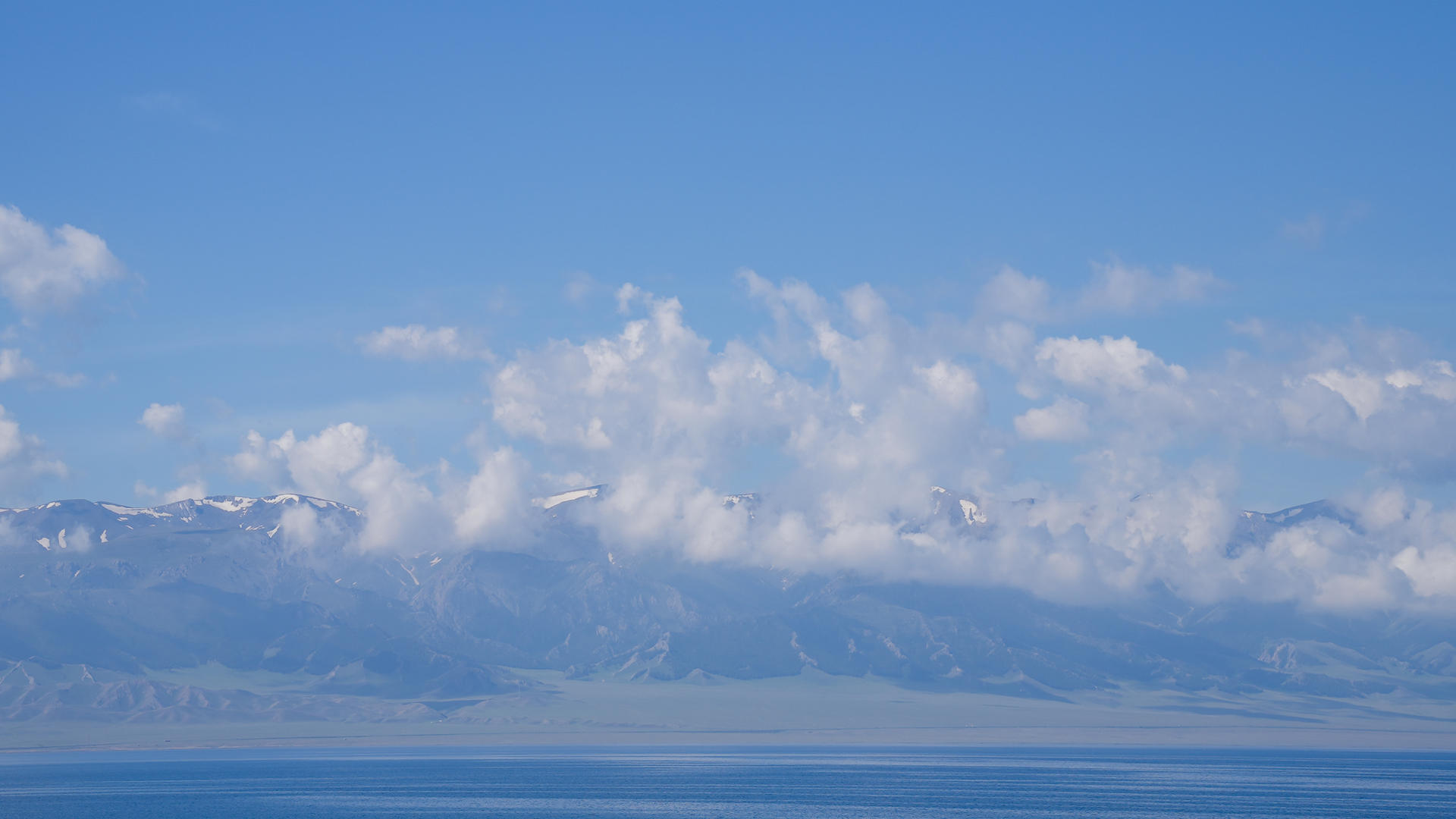 新疆旅游蓝色赛里木湖蓝天白云延迟摄影4k素材视频的预览图