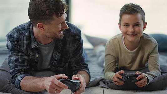 父亲和儿子在室内玩游戏视频的预览图