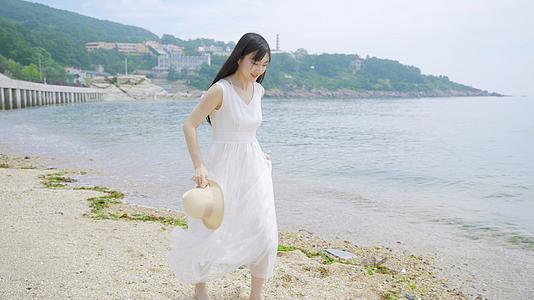 4K白纱裙少女沙滩海边奔跑视频的预览图