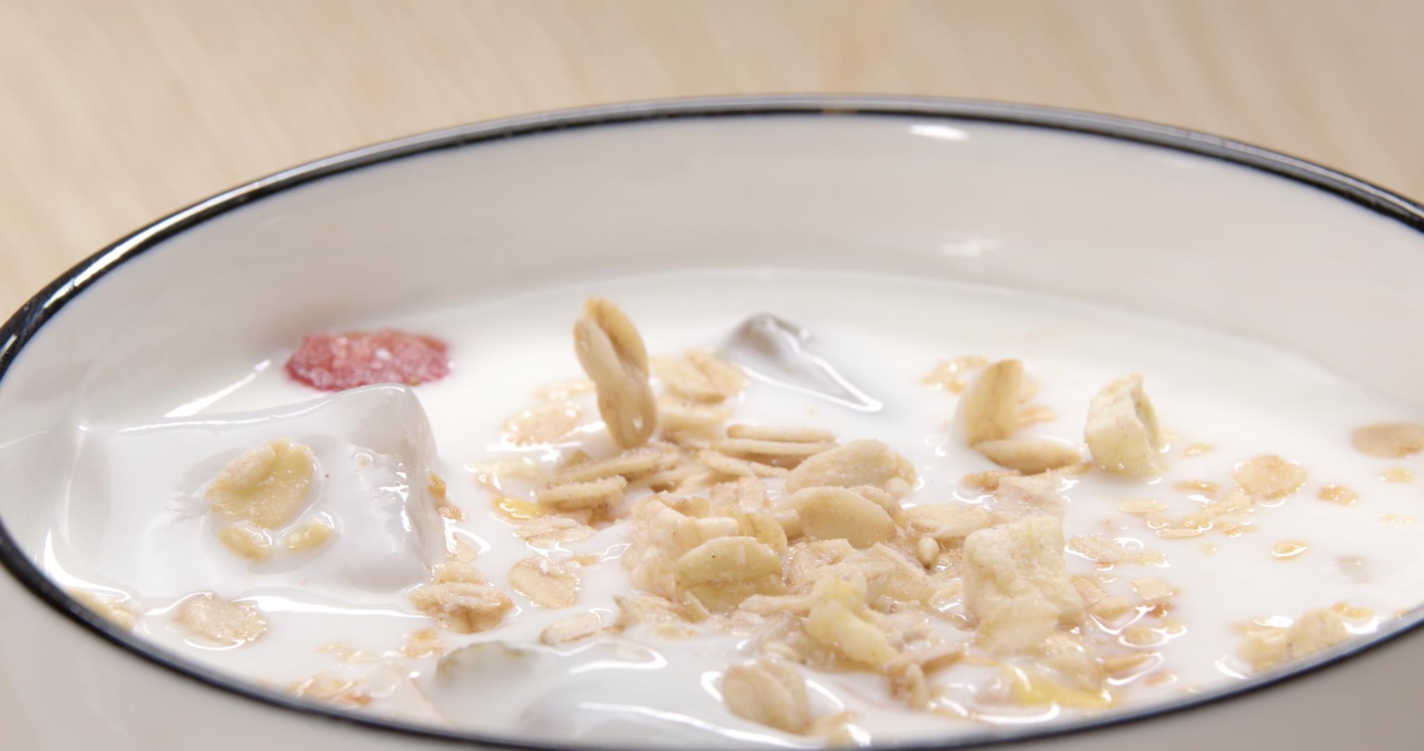 燕麦片倒进酸奶中的特写视频的预览图