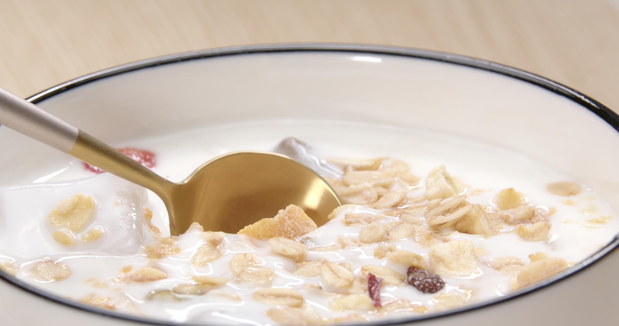 使用汤匙舀一勺早餐酸奶视频的预览图