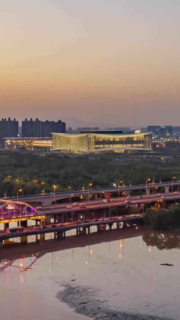 夕阳航拍5k延迟5k延迟西安淞河广运大桥国际会议中心视频的预览图