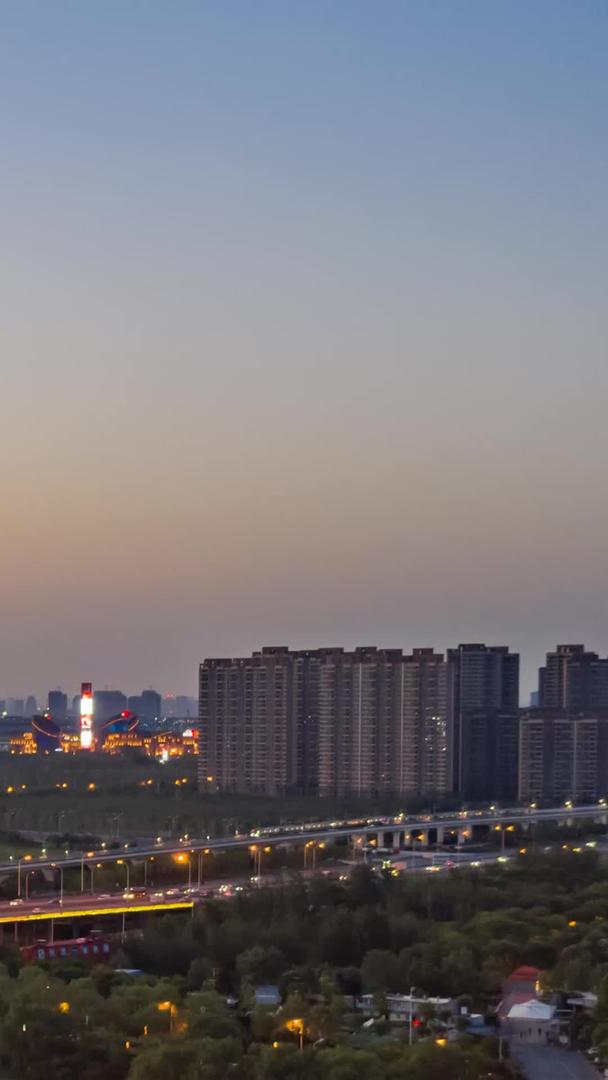 夕阳航拍5k延迟5k延迟西安淞河广运大桥国际会议中心视频的预览图