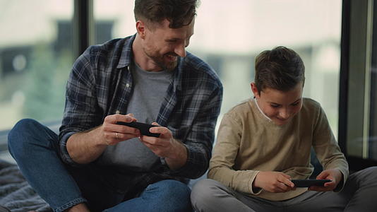 父亲和儿子一起玩游戏视频的预览图