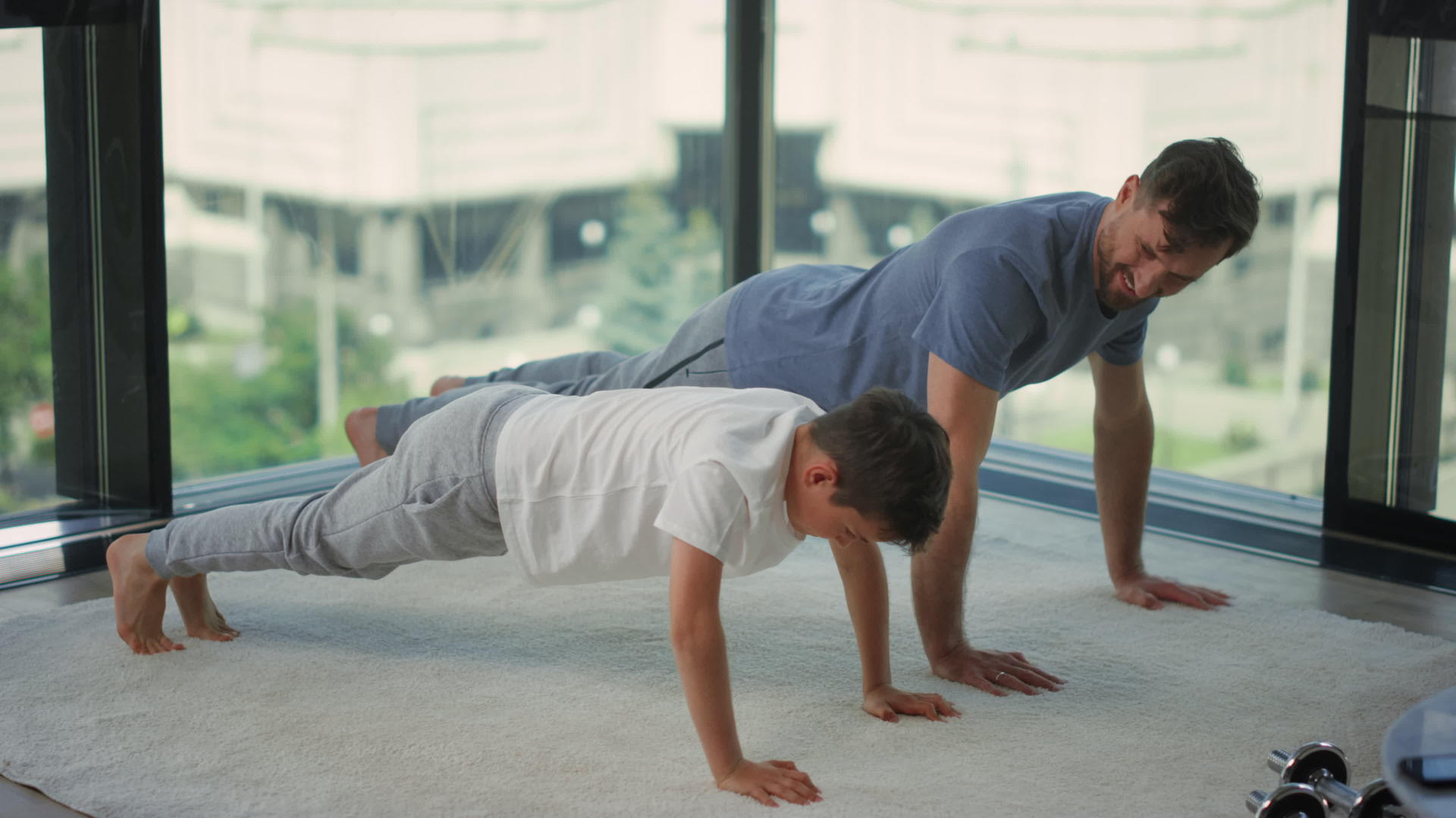 儿子和父亲一起锻炼视频的预览图