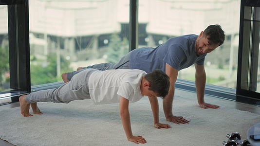 儿子和父亲一起锻炼视频的预览图