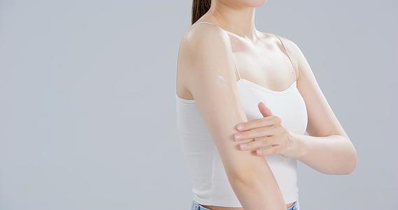 8K年轻女性手臂上涂抹美白身体乳视频的预览图