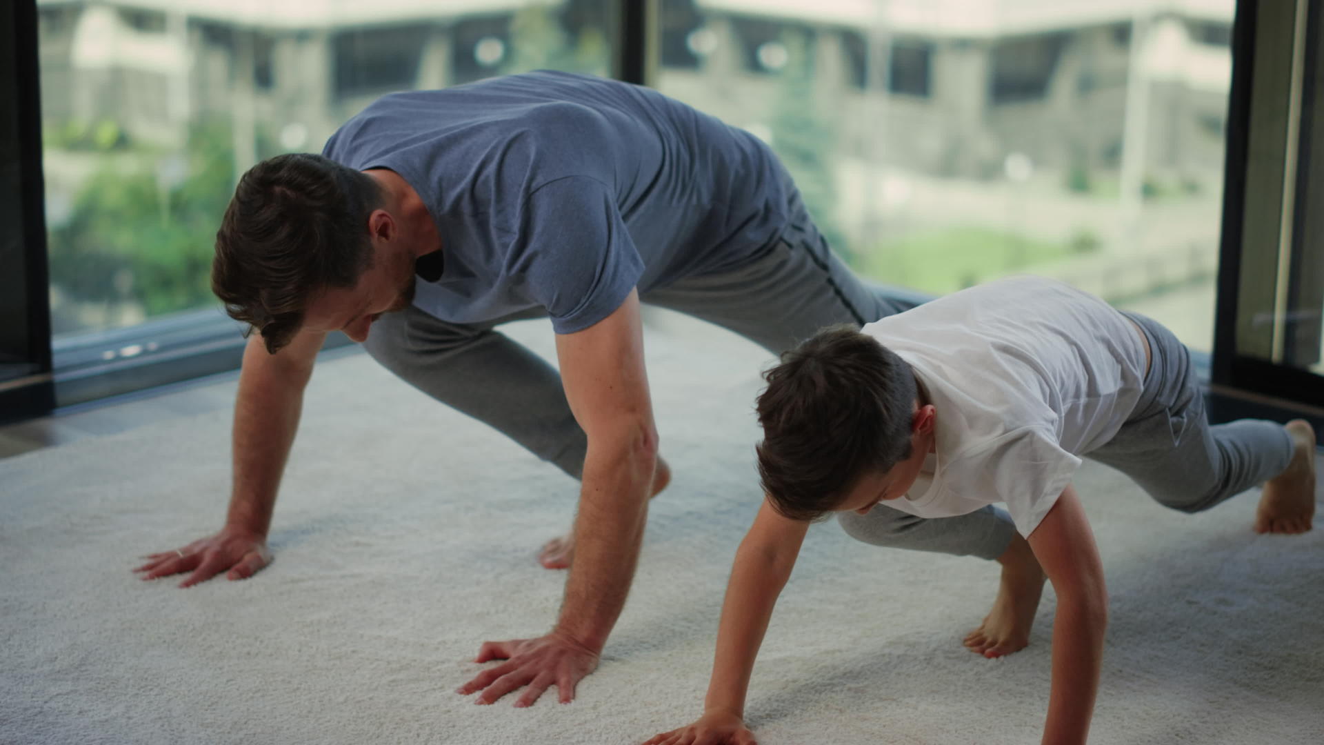 父亲和儿子一起锻炼和训练视频的预览图