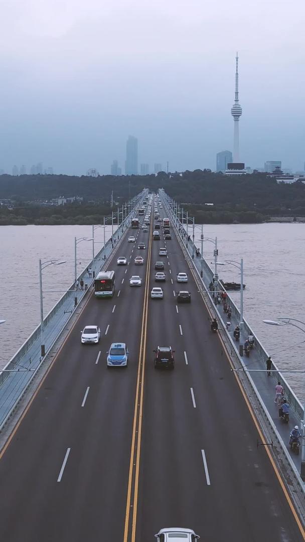 长江江景桥路航拍风景城市交通流量材料视频的预览图
