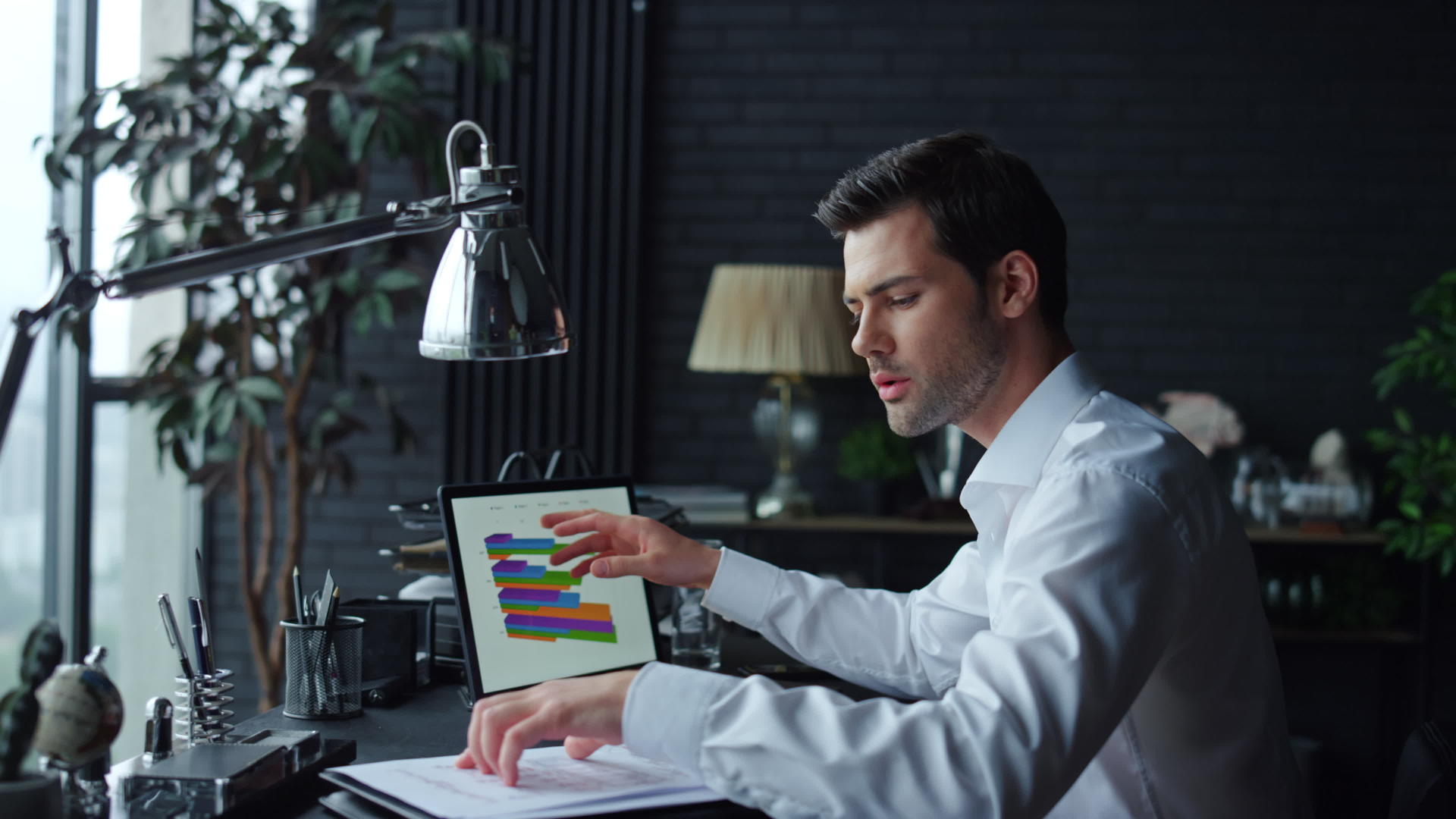 商人用笔记本电脑图表分析文件财务统计数据视频的预览图
