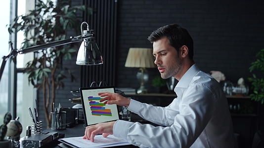 商人用笔记本电脑图表分析文件财务统计数据视频的预览图