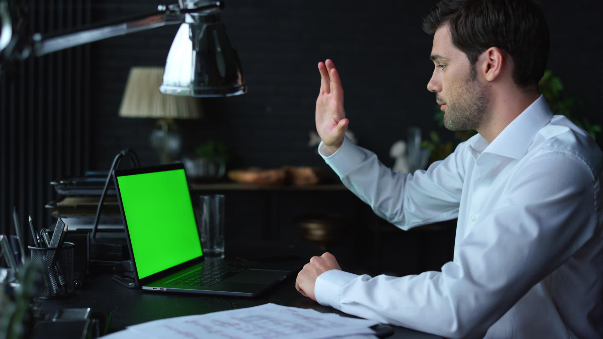 商人使用绿色屏幕笔记本电脑的视频视频的预览图