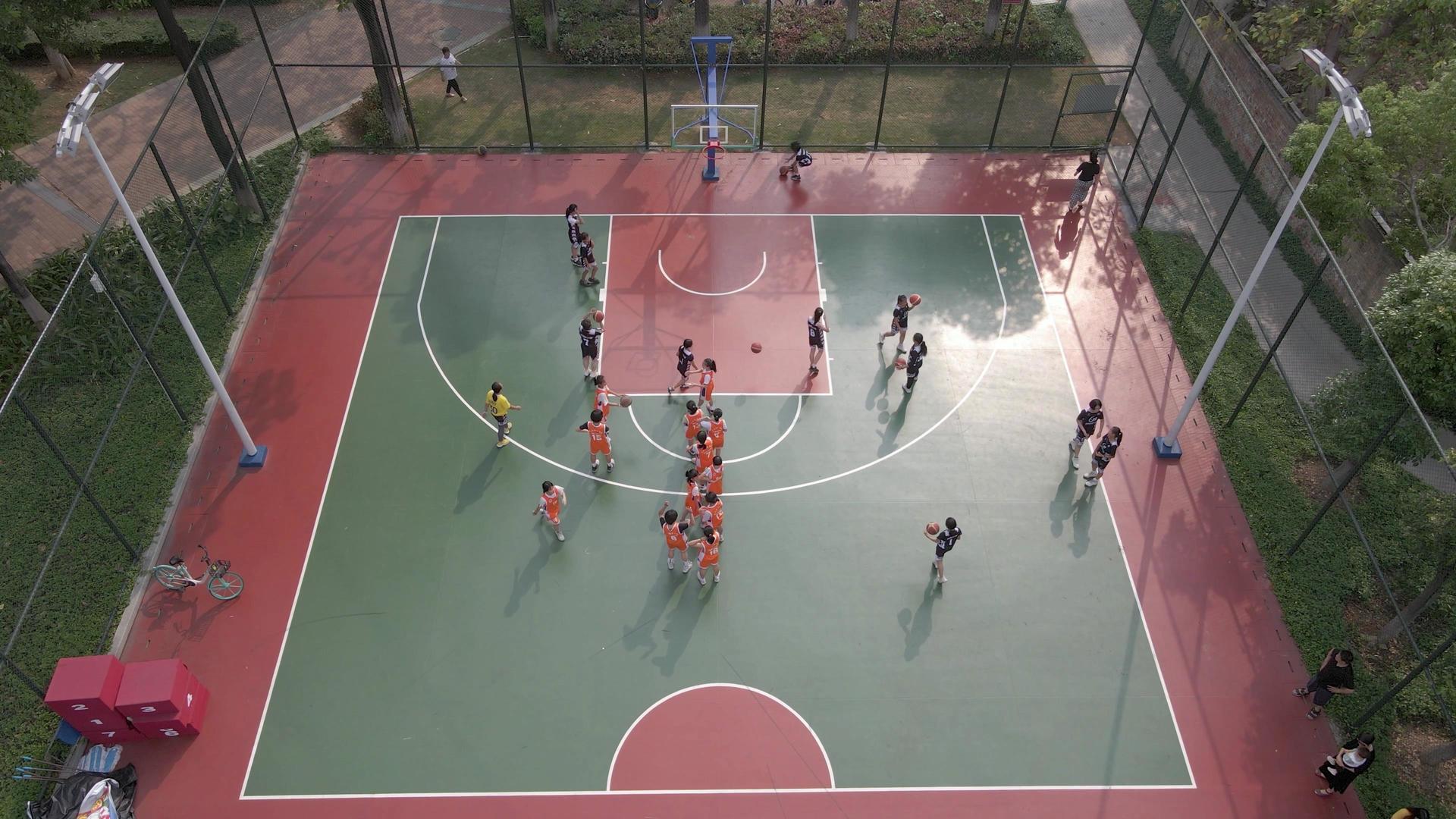 中小学校园篮球训练活动视频的预览图