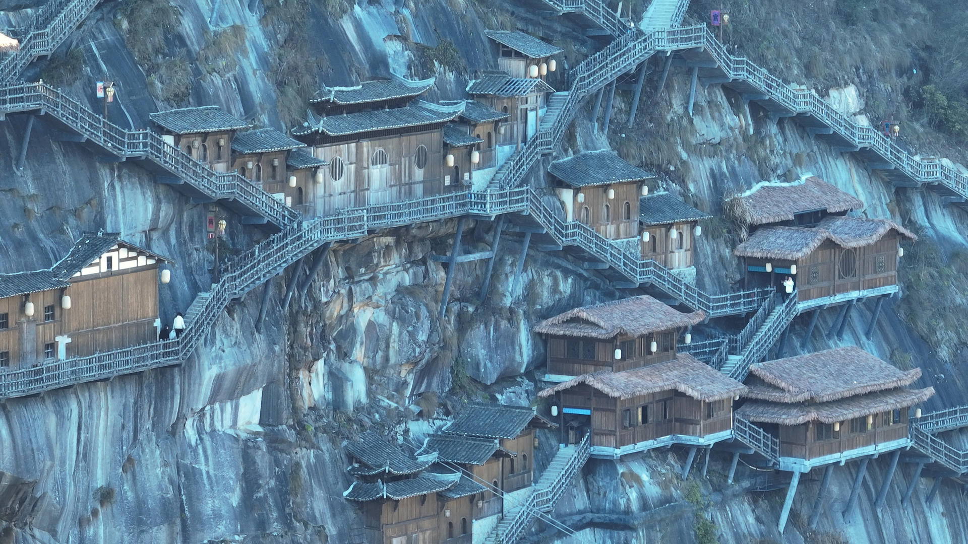 江西旅游上饶望仙谷悬崖栈道景观4k素材视频的预览图