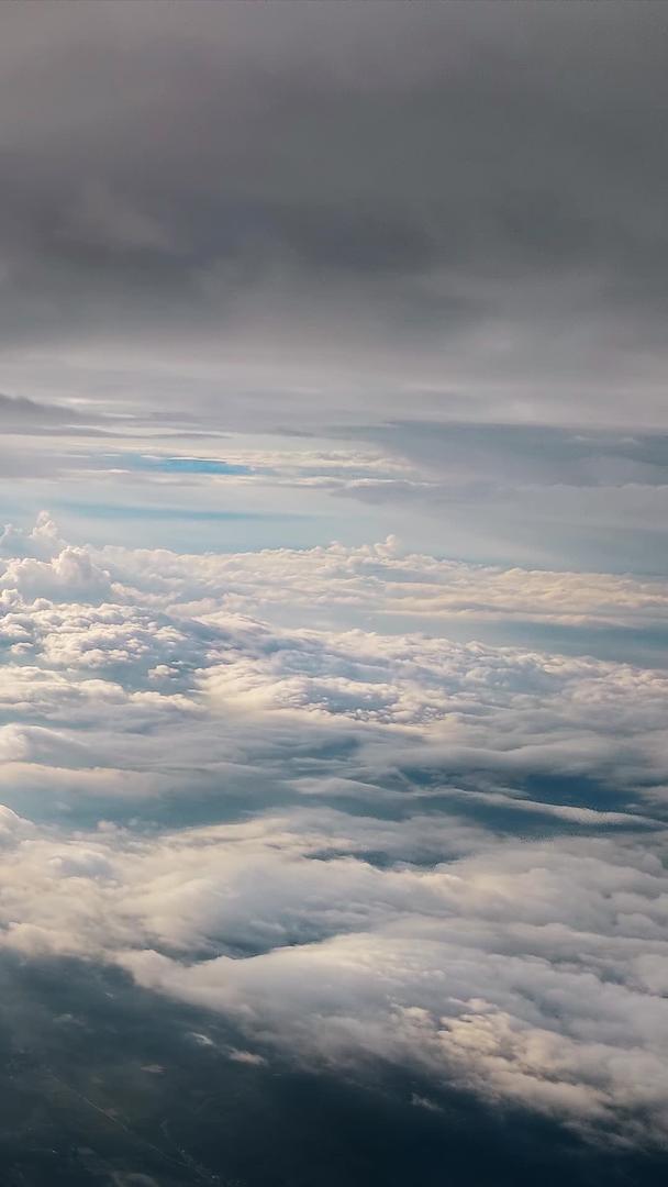 耶稣光丁达尔效应在路上客机云层夹缝中视频的预览图