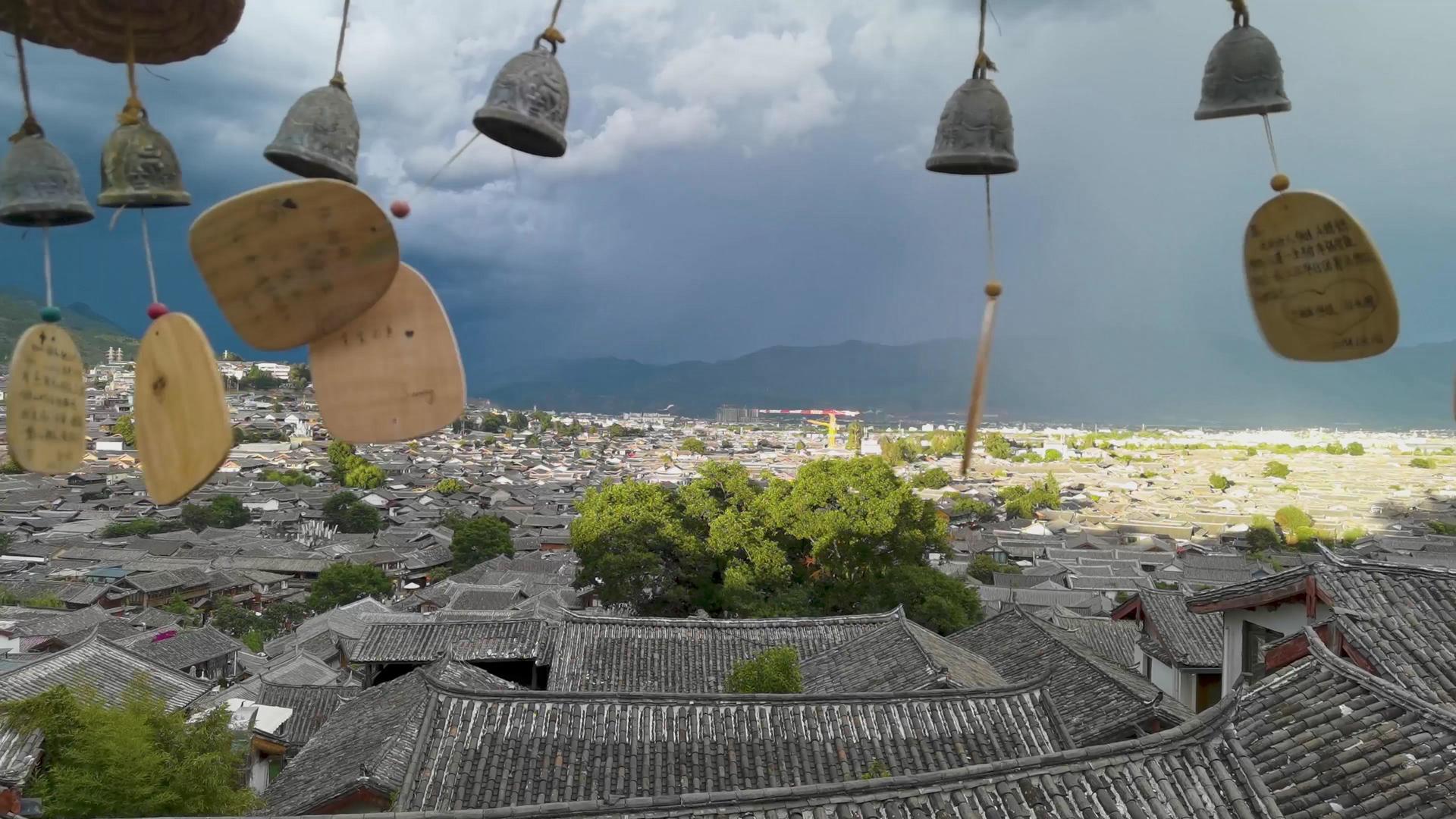 丽江古城山顶的风铃和古城全景视频的预览图