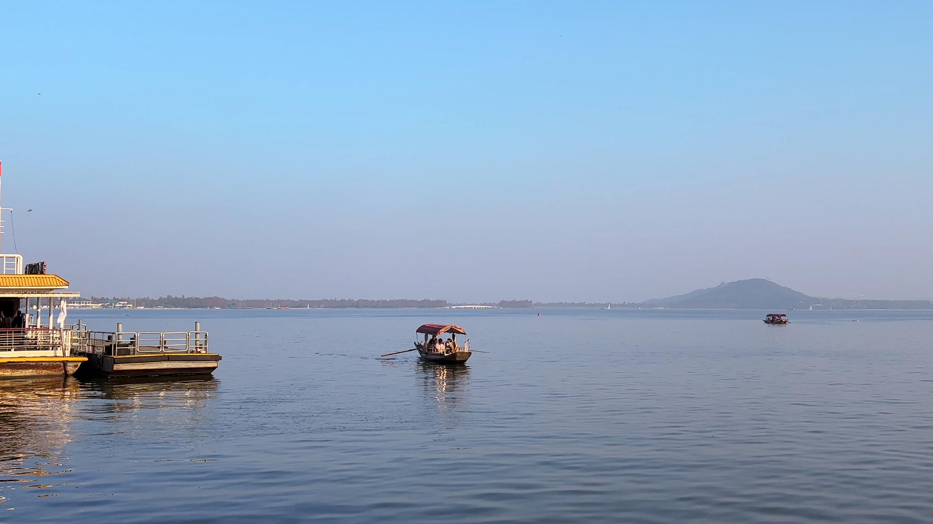 航拍湖北5A级东湖景区游船码头湖景风光4k素材视频的预览图