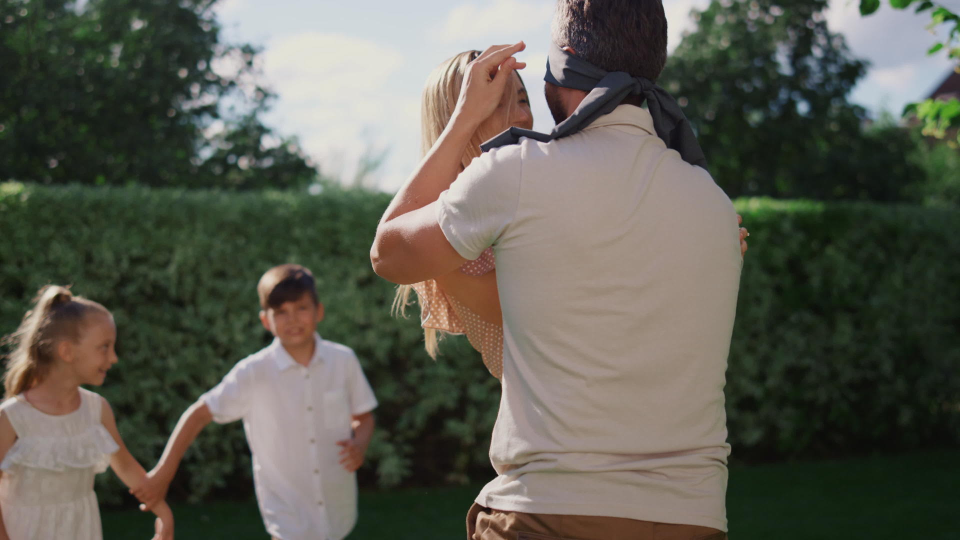 一家人在花园里玩耍和抓人视频的预览图
