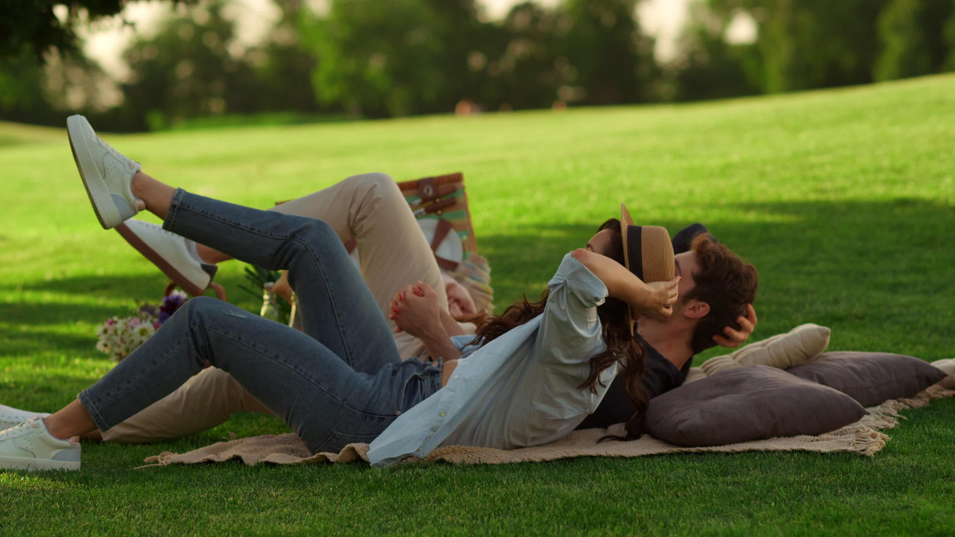 情侣们在公园里看天空野餐视频的预览图