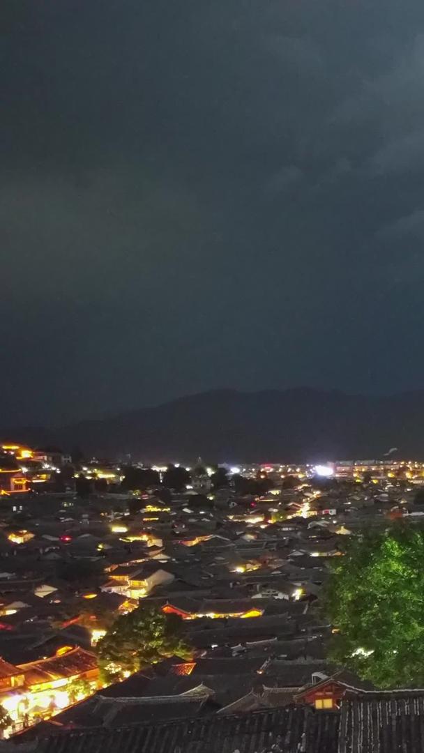 丽江古城全景灯光夜景闪雷暴雨来临前夕视频的预览图