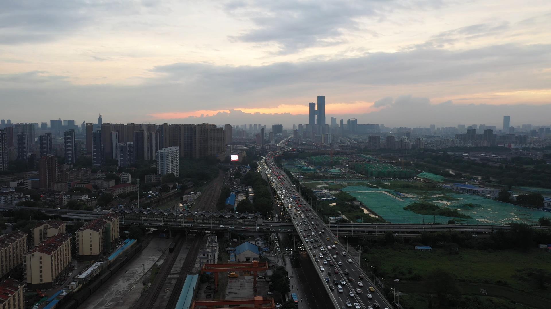 南京应天高架航拍4K日落城市建筑群视频的预览图