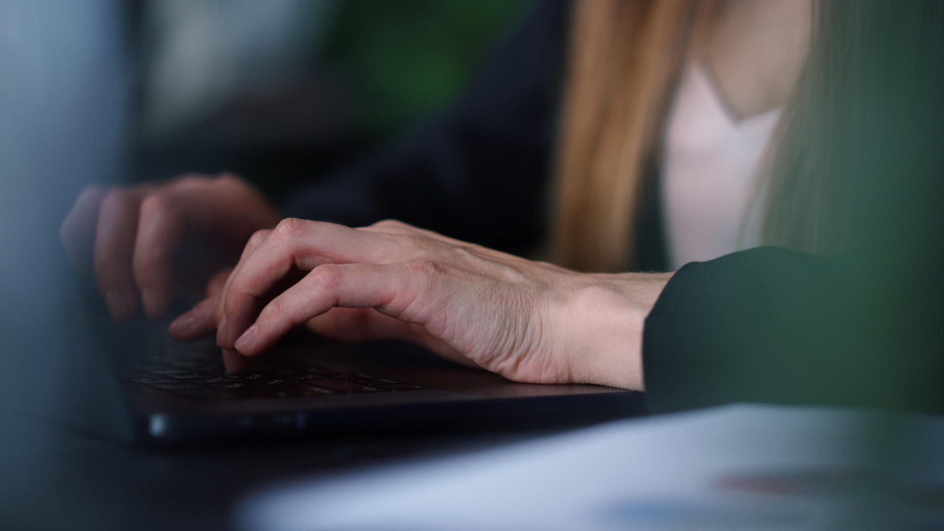 【不需要肖像权】商业女性在办公室用电脑键盘打字视频的预览图