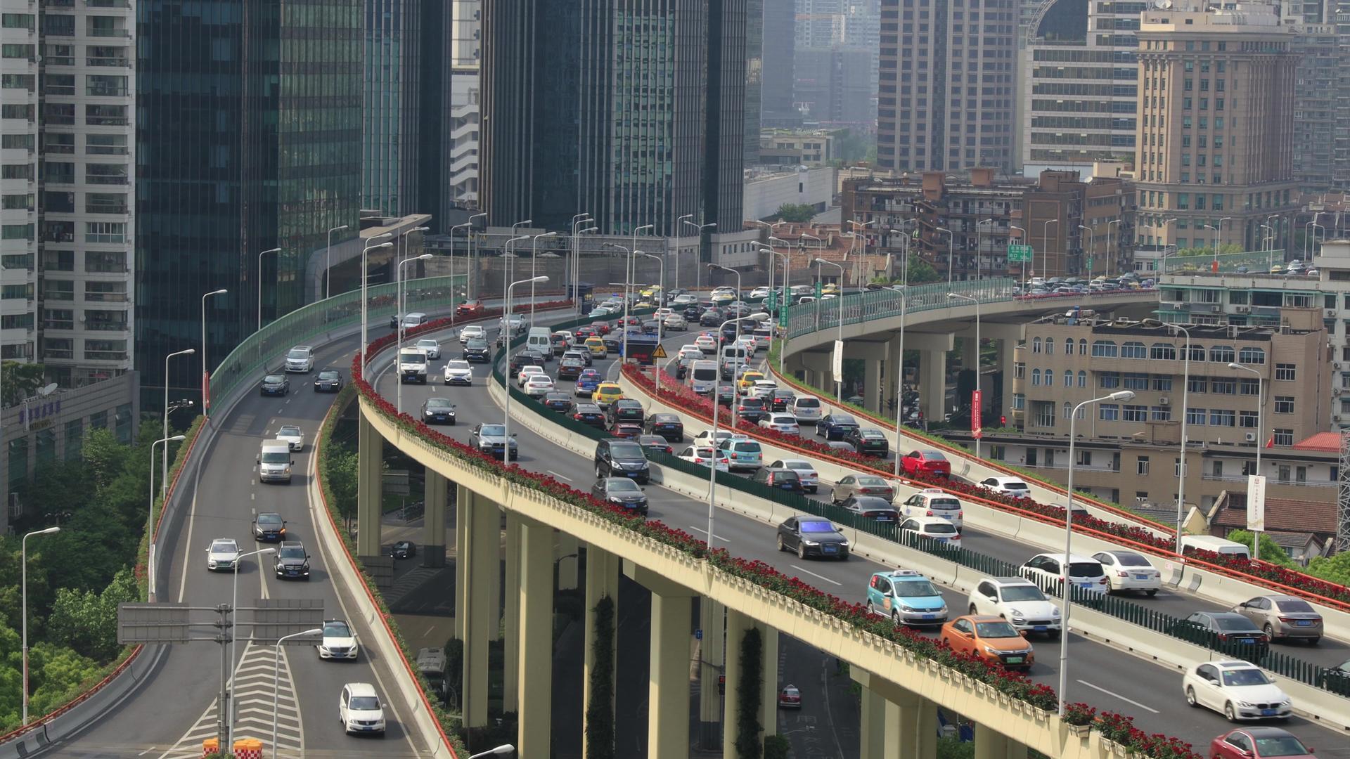 上海拥堵的城市交通实拍4K视频视频的预览图