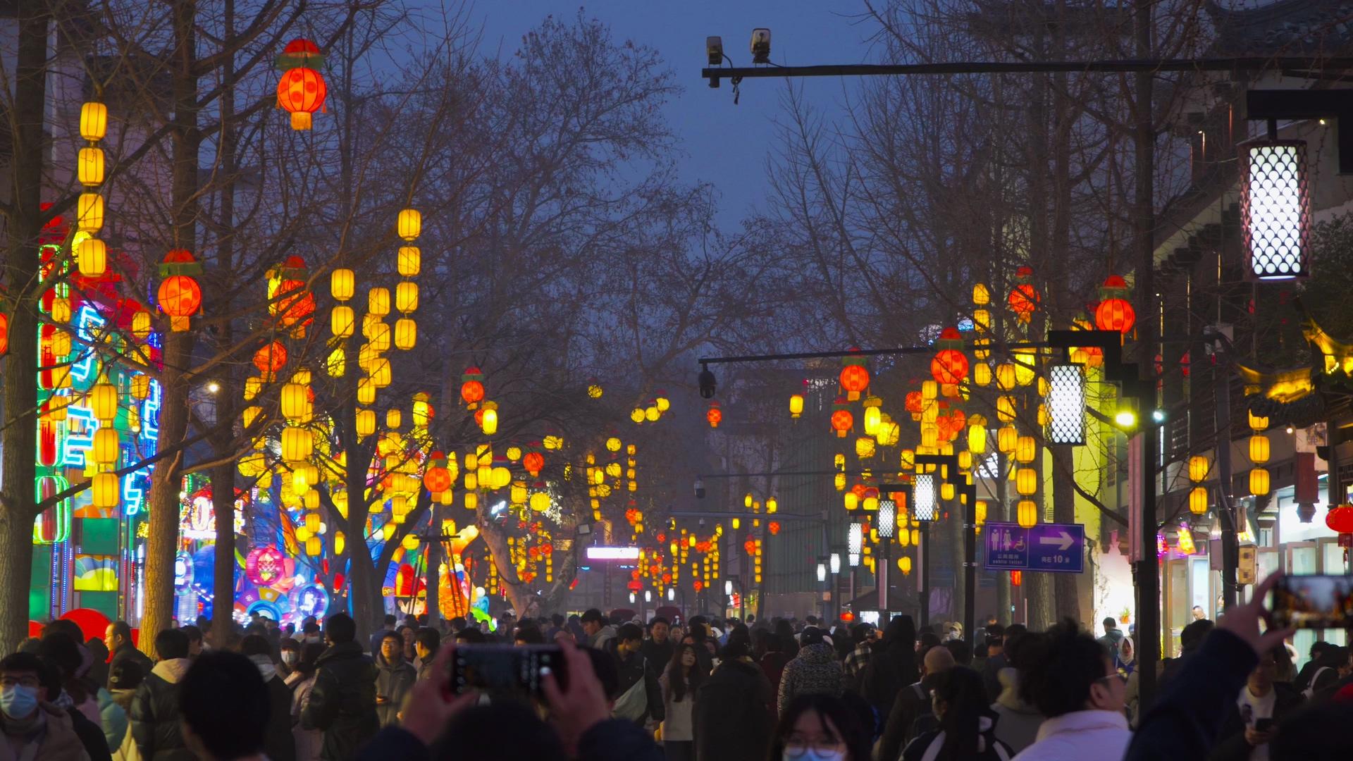 4K实拍春节气氛庆祝新年夫子庙灯笼赏灯人流元宵节视频的预览图