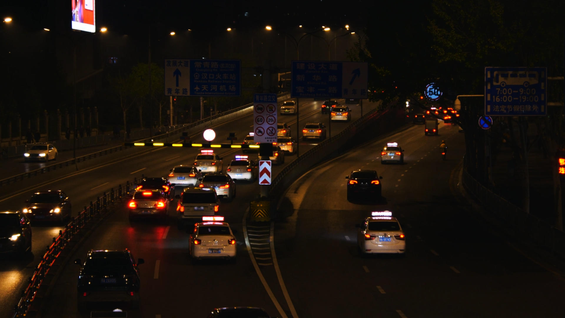 4K夜晚城市交通路面车流来往车辆夜间道路视频的预览图