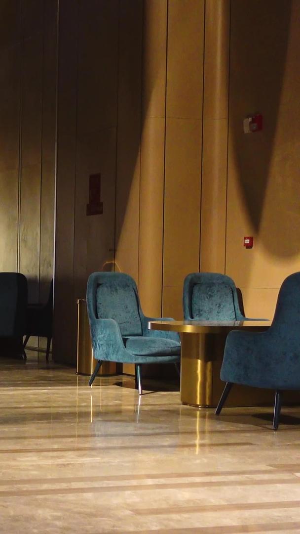 城市电影院候场休息室室内装饰材料视频的预览图