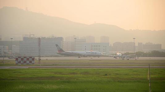清晨的深圳宝安国际机场4K视频的预览图