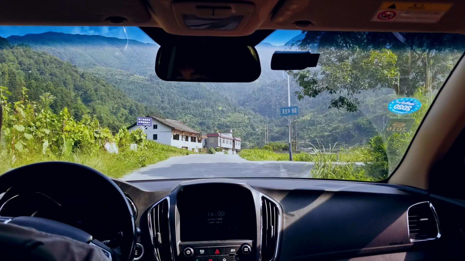 乡村田野自驾游行车第一视角视频的预览图