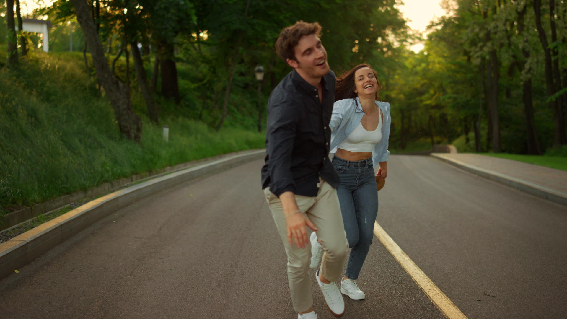 快乐的夫妇在公园路上跑来跑去视频的预览图