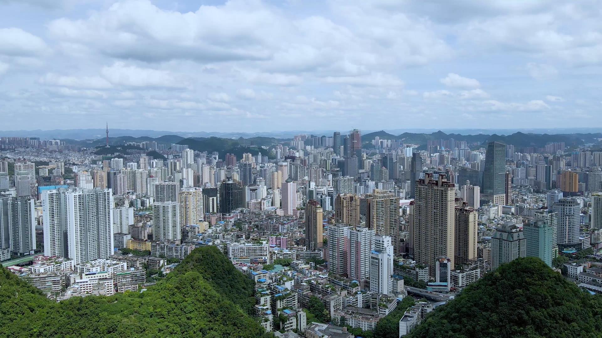 蓝天白云下的都市紧密的高楼视频的预览图