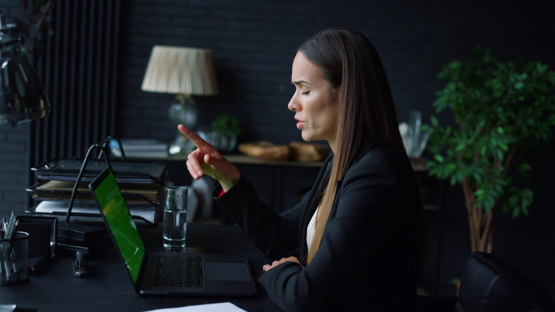 商业女性通过办公室绿屏笔记本电脑在线聊天视频视频的预览图