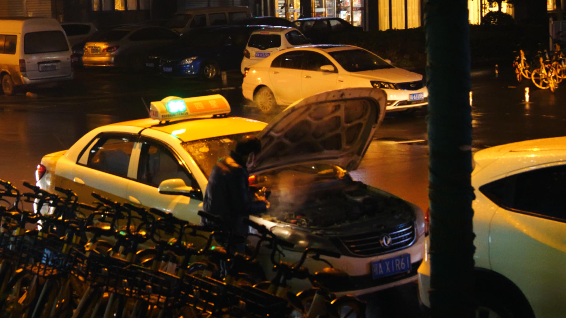 4K雨夜车辆抛锚修车汽车故障检修视频的预览图