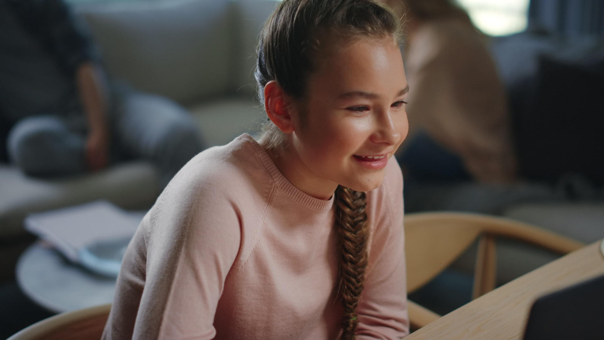 一个在家看笔记本电脑屏幕的好女孩笑子用电脑视频的预览图