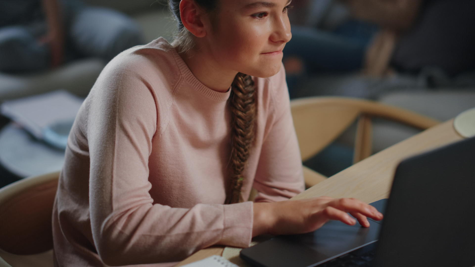 聪明的女孩在网上学习可爱的女孩在室内看电脑屏幕视频的预览图