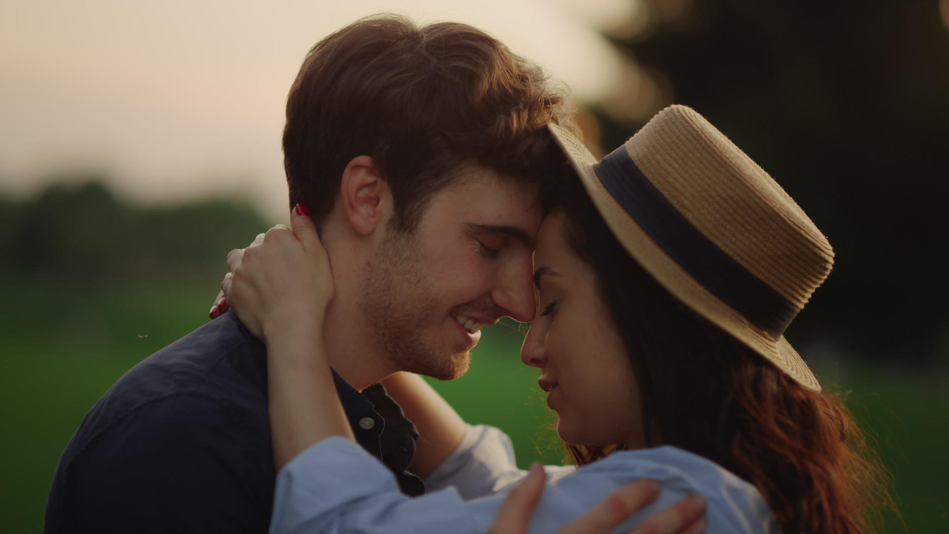 浪漫的男人和女人在草地上约会一对夫妇在田野里跳舞视频的预览图
