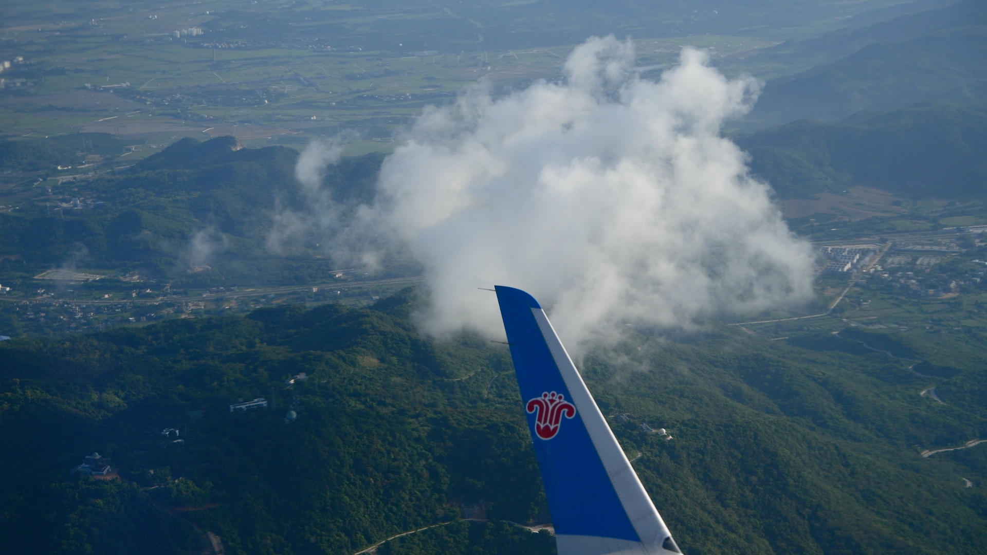 三亚上空的飞机窗外美景4K视频的预览图