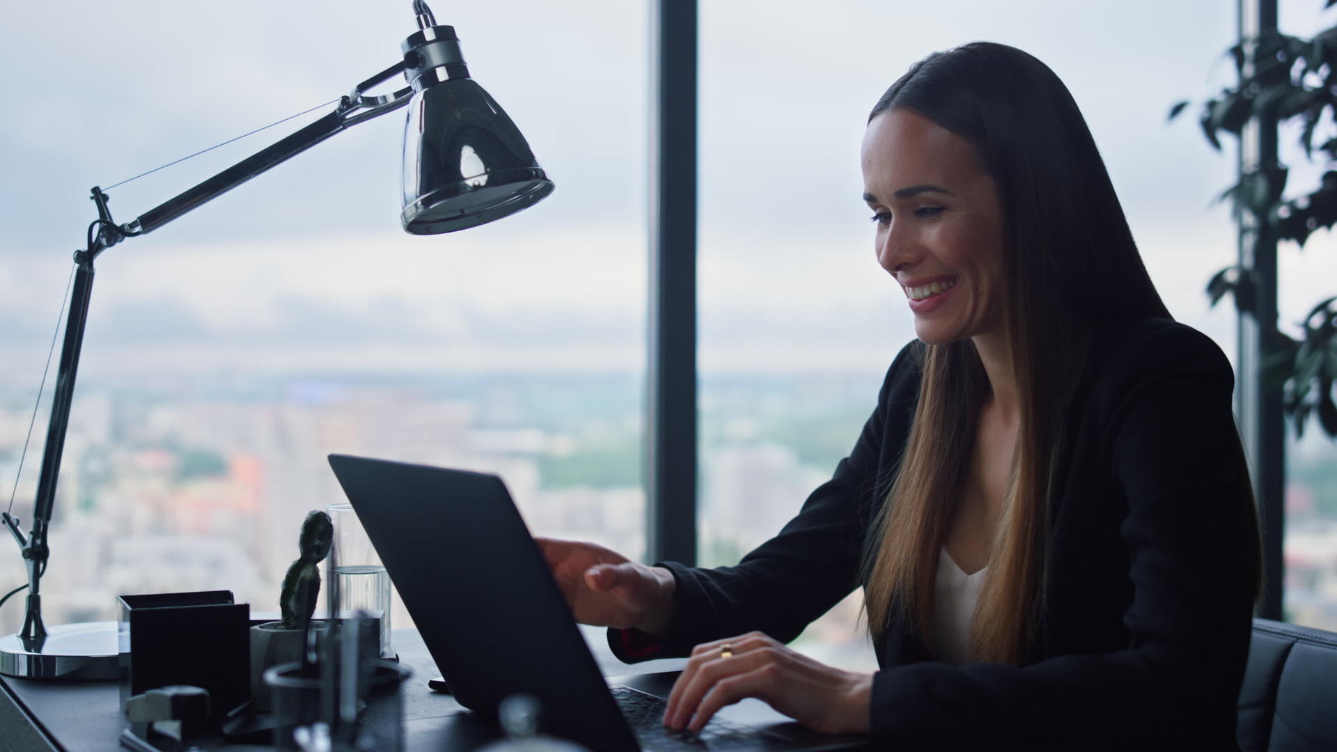 工作场所的女商人膝盖电脑键盘打字从事计算机工作的妇女视频的预览图